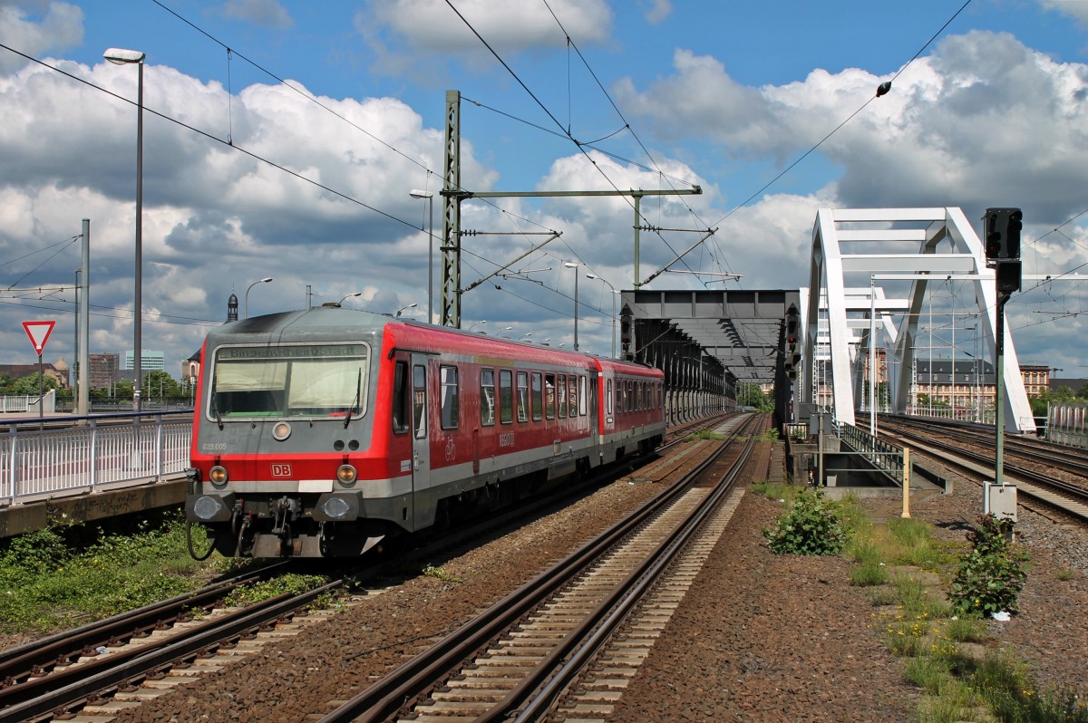 Einfahrt von 629 005 als Nahverkehrszug nach Bingen (Rhein) Stadt am 24.05.2014 in Ludwigshafen (Rhein) Mitte.