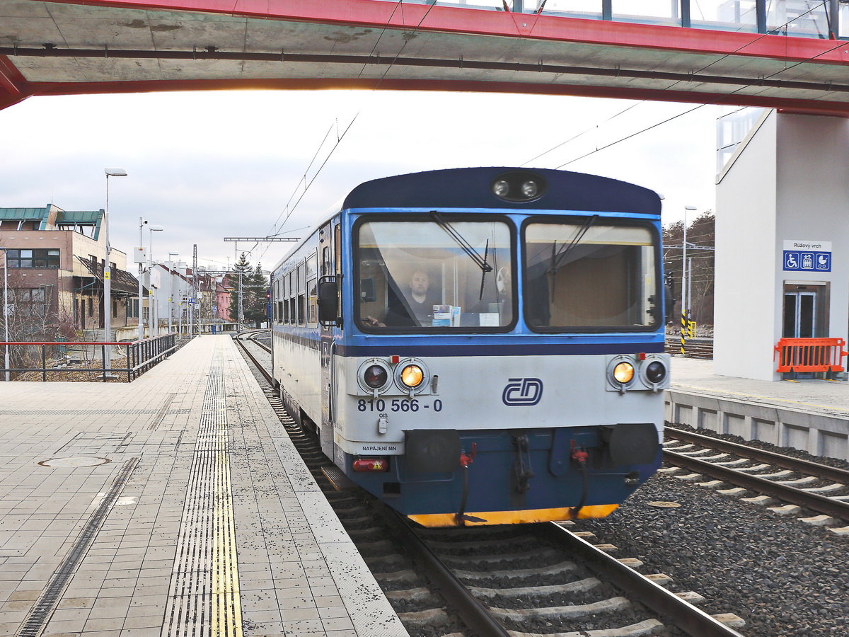 Einfahrt 810 566-0 in den Bahnhof von Karlsbad am 22. Februar 2019.