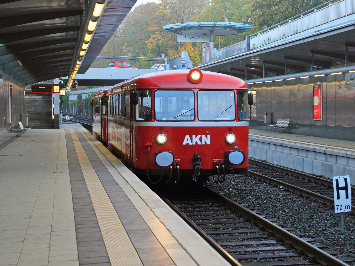 Einfahrt 95 80 0 798 308-2- D-AKN mit 95 80 0 798 309-0- D-AKN in die Station Eidelstedt Zentrum am 22. Oktober 2016.
