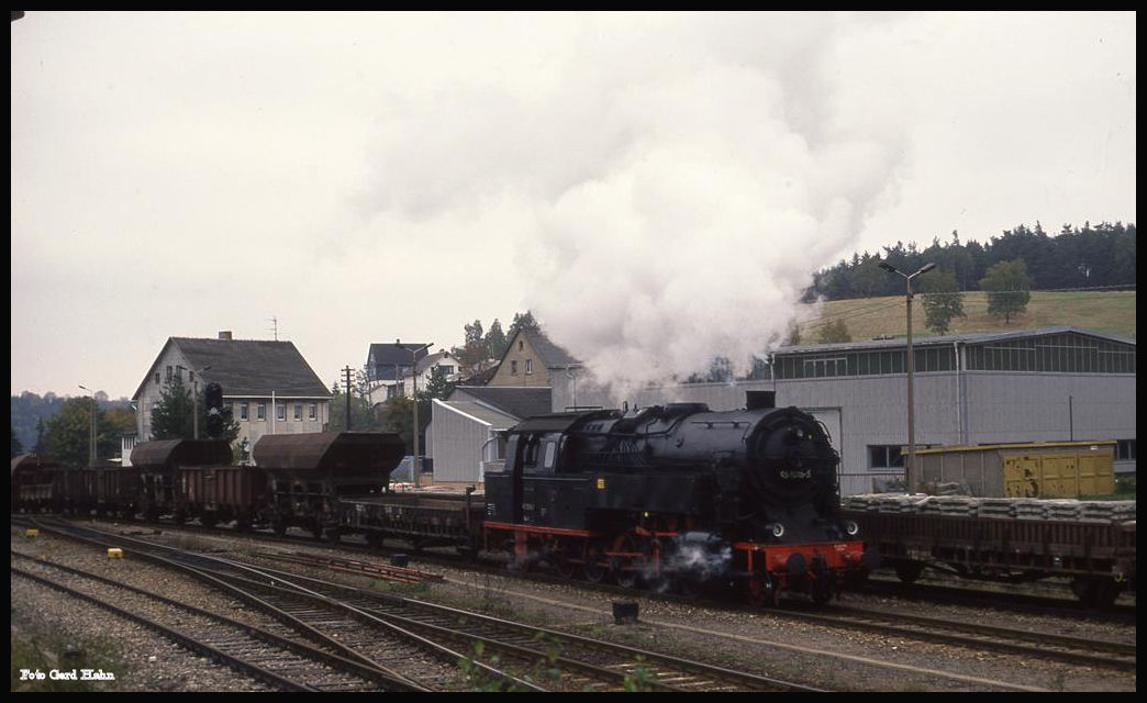 Einfahrt der 951016 mit ihrem Güterzug aus Lauscha am 9.10.1992 in Schmiedefeld.