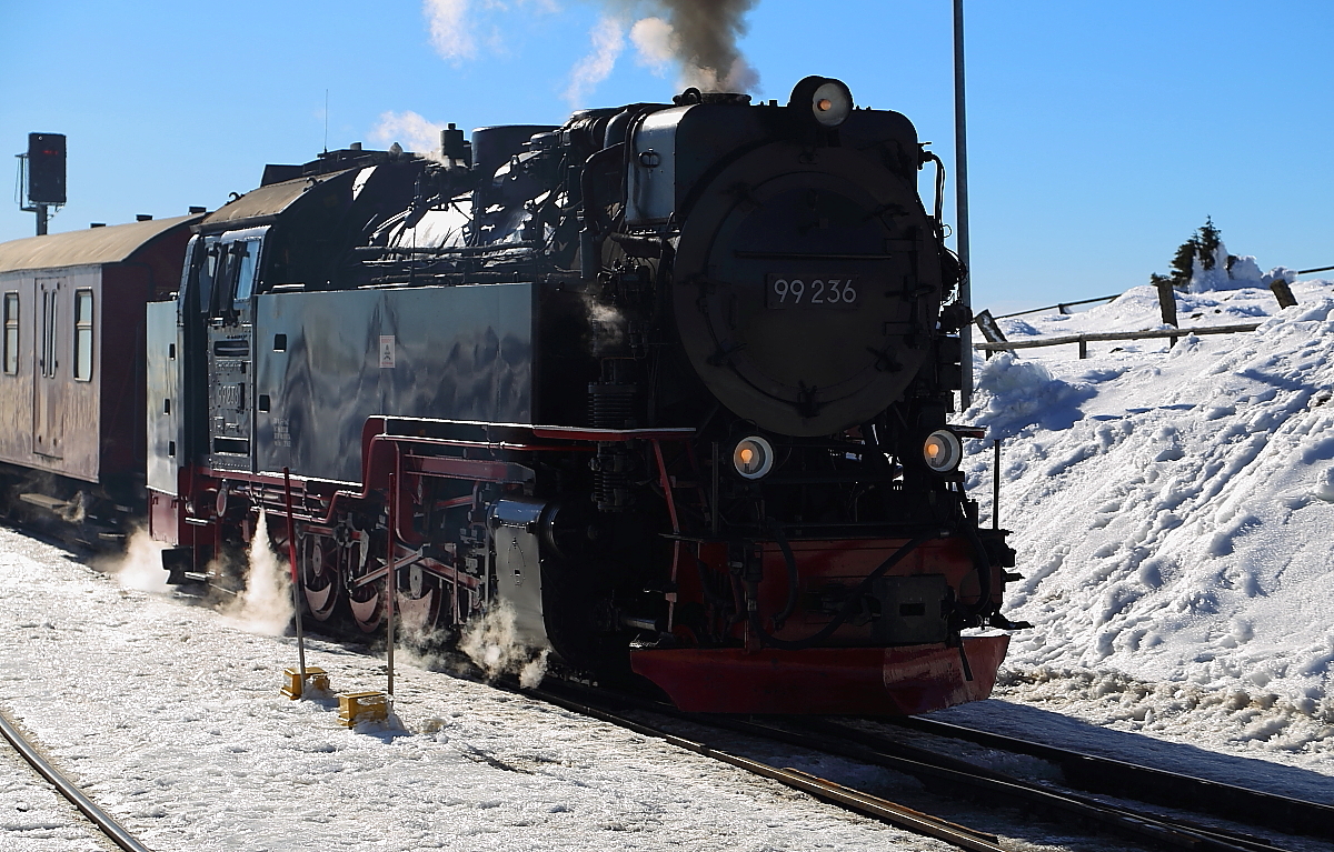 Einfahrt von 99 236 mit P8920 aus Nordhausen am 13.02.2015 in den Brockenbahnhof. (Bild 2)
