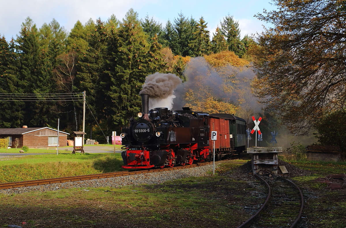 Einfahrt von 99 5906 mit einem Sonderzug der IG HSB am 17.10.2014 in den Bahnhof Elend (Scheineinfahrt). Bild 1