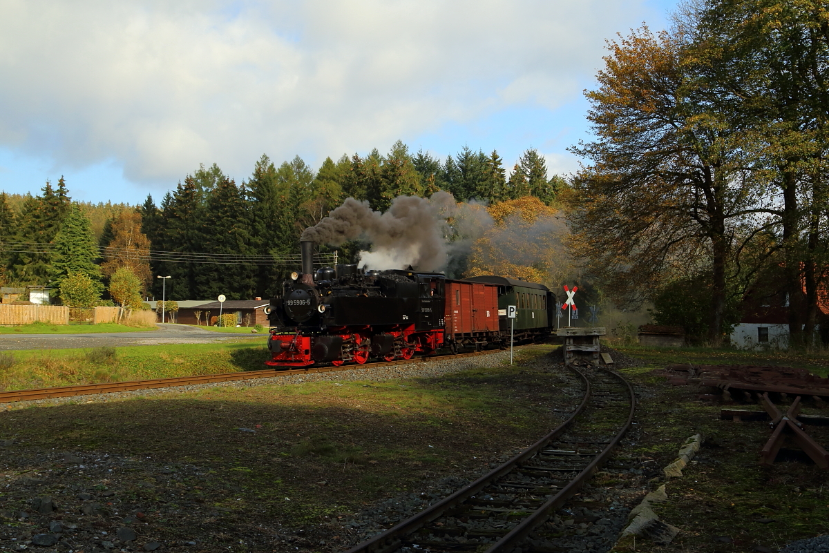 Einfahrt von 99 5906 mit einem Sonderzug der IG HSB am 17.10.2014 in den Bahnhof Elend (Scheineinfahrt). Bild 2