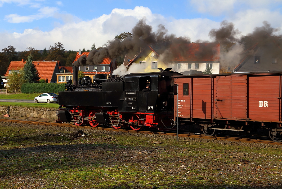 Einfahrt von 99 5906 mit einem Sonderzug der IG HSB am 17.10.2014 in den Bahnhof Elend (Scheineinfahrt). Bild 3