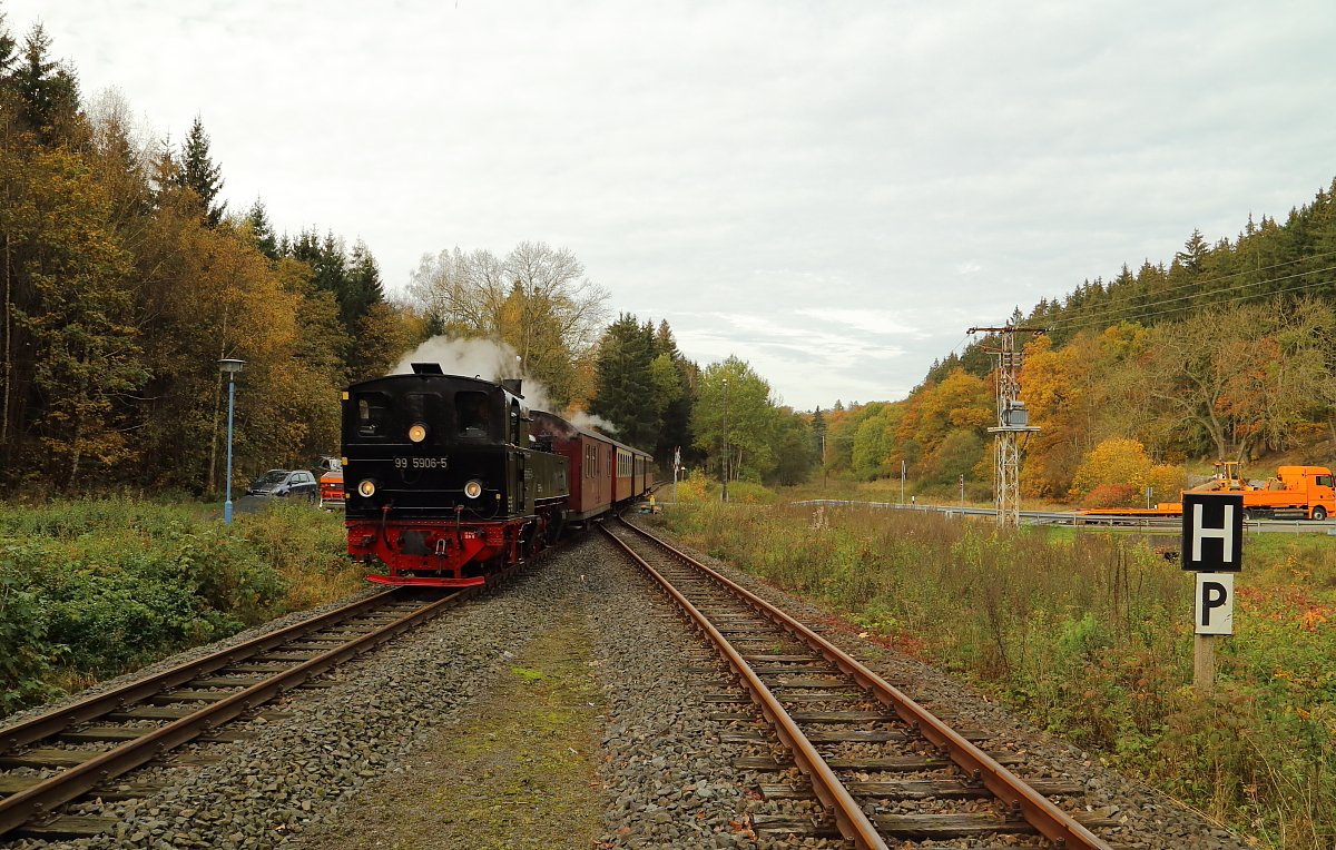 Einfahrt von 99 5906 mit P8952 (Eisfelder Talmühle-Quedlinburg) am 18.10.2014 in den Haltepunkt Friedrichshöhe. (Bild 3)