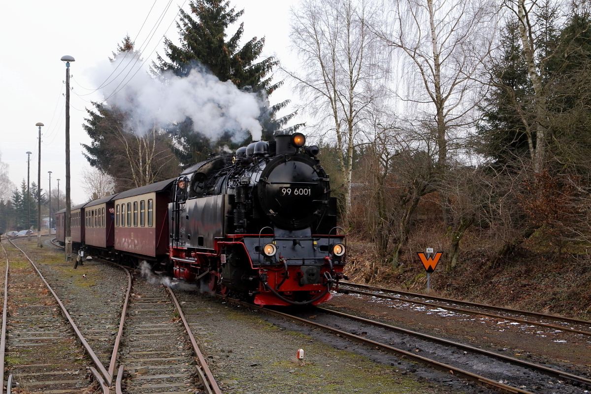 Einfahrt von 99 6001 mit P 8965 aus Stiege (vorher P 8953 Quedlinburg-Stiege) am frühen Abend des 25.02.2017 in den Bahnhof Hasselfelde. Nach dem Umsetzen der Lok, wird der Zug unter anderer Zugnummer wieder zurück nach Stiege und dann weiter nach Eisfelder Talmühle fahren.