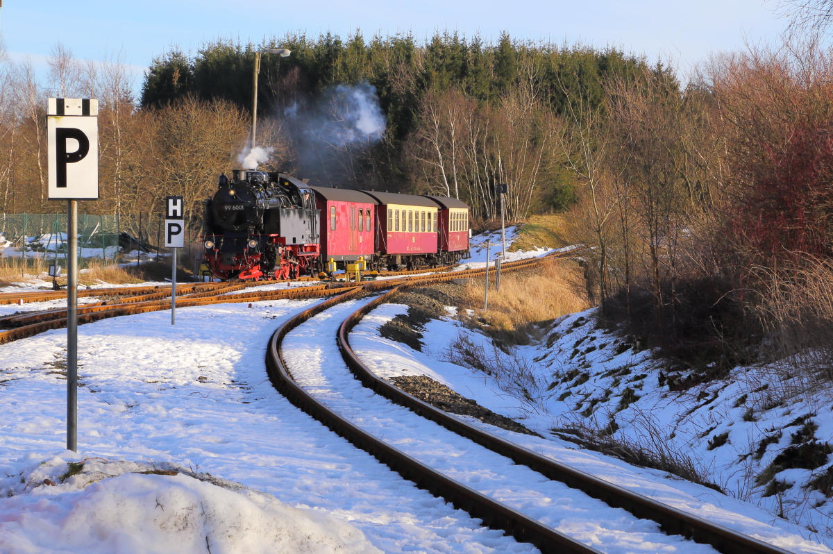 Einfahrt von 99 6001 mit P 8965 (Gernrode-Hasselfelde) am Nachmittag des 14.02.2015 in den Bahnhof Stiege.
