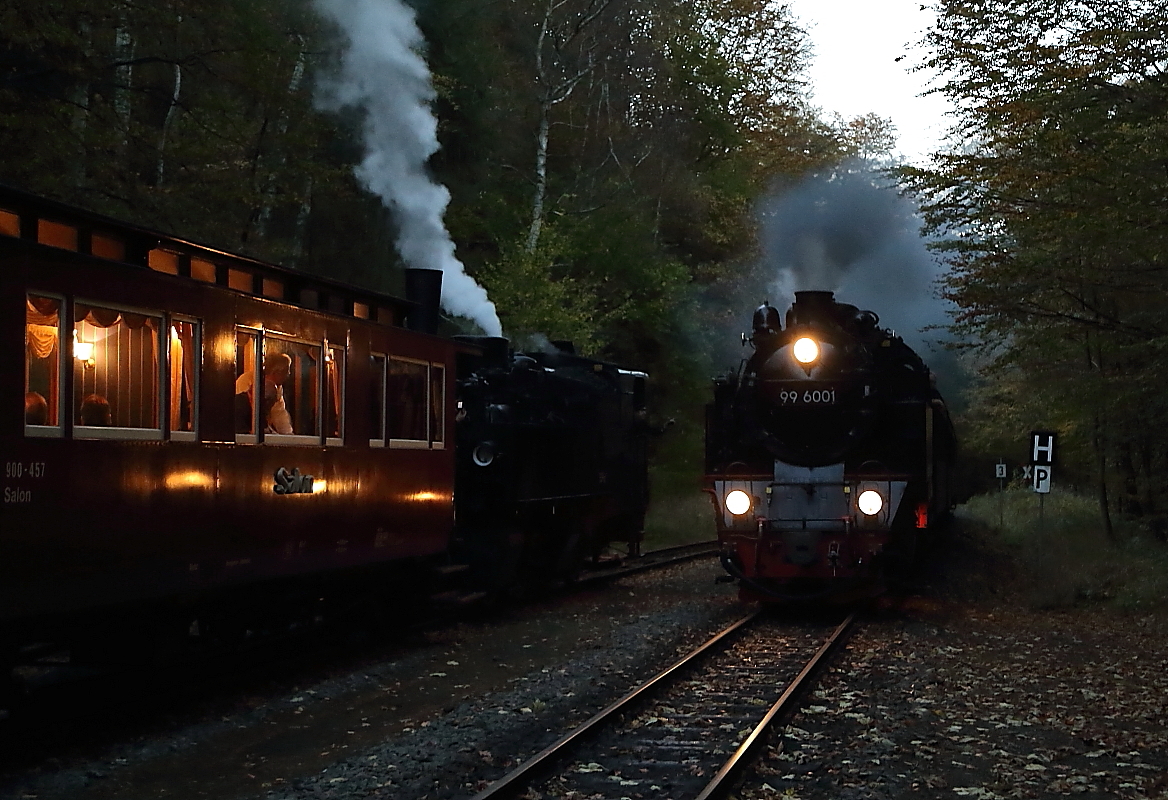 Einfahrt von 99 6001 mit P8957 aus Gernrode am Abend des 17.10.2014 in den Haltepunkt Sternhaus-Ramberg. (Bild 2) Interessant fand ich bei dieser Aufnahme das sich an dem Wagen des nebenstehenden IG HSB-Sonderzuges spiegelnde Licht der Loklaternen.