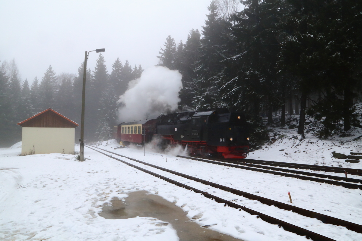 Einfahrt von 99 7234 mit P8929 (Brocken-Nordhausen) am 05.02.2016 in den Bahnhof Schierke.