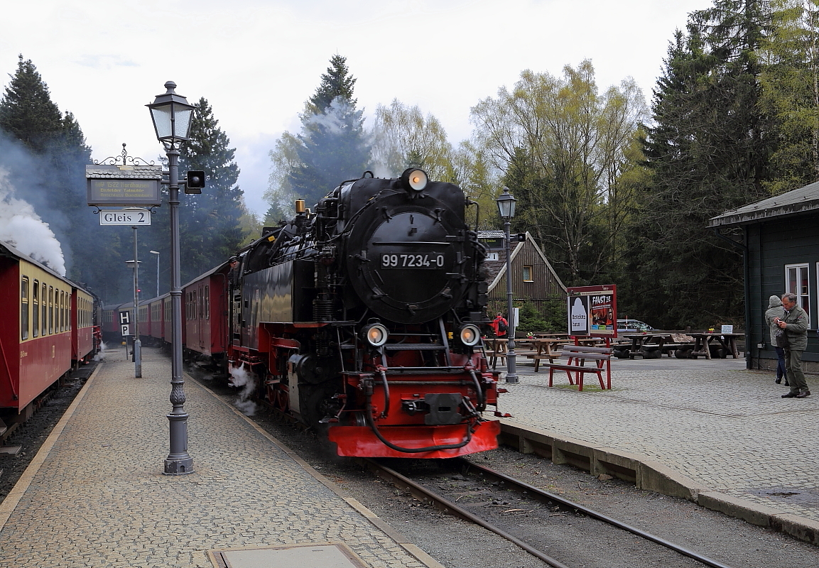 Einfahrt von 99 7234 mit Zug zum Brocken, am Nachmittag des 15.04.2014 in den Bahnhof Schierke. Links wartet ein Zug in Richtung Drei Annen Hohne auf die Freigabe zur Abfahrt.