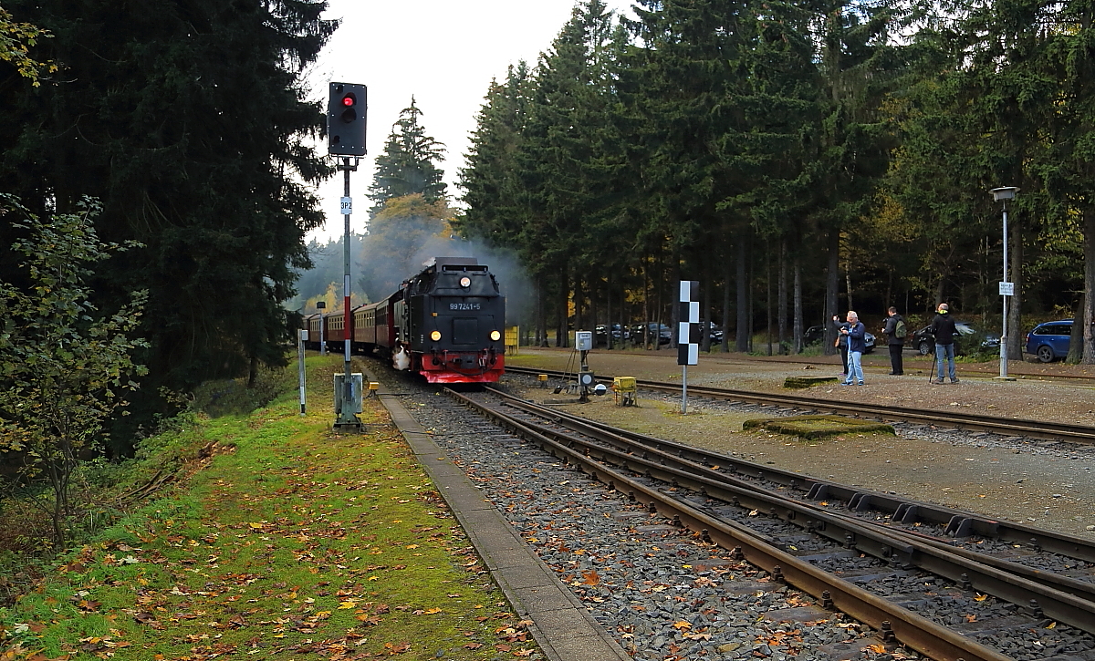 Einfahrt von 99 7241 mit P8926 am 17.10.2014 vom Brocken kommend, in den Bahnhof Drei Annen Hohne.
