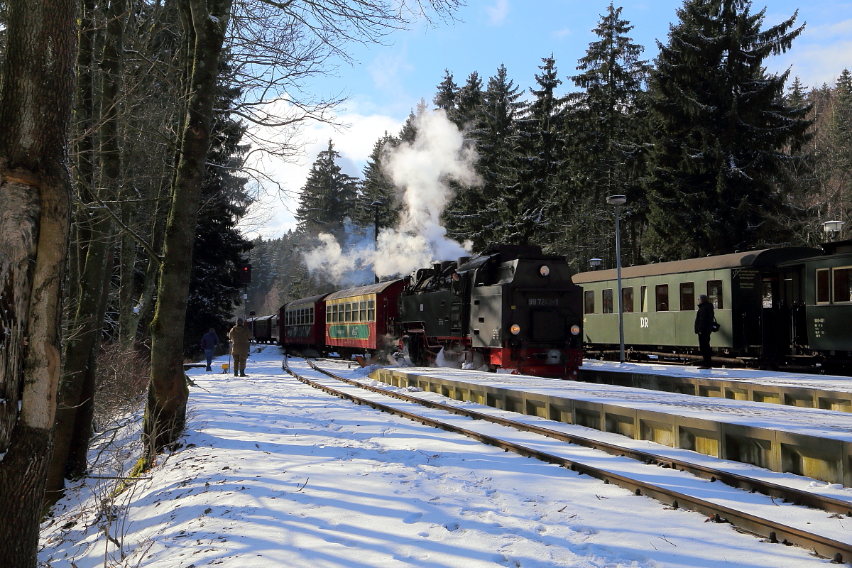 Einfahrt von 99 7243 mit P 8930 vom Brocken und Fahrziel Wernigerode, am 24.02.2017 auf Gleis 2 in den Bahnhof Drei Annen Hohne. Nun ist die Strecke frei und unser hinten auf Gleis 1 stehende IG HSB-Sonderzug kann seine Fahrt zum Brocken fortsetzen.