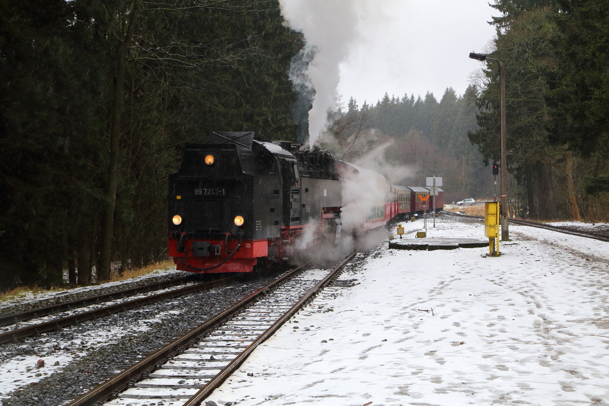 Einfahrt von 99 7243 mit P8930 (Brocken-Wernigerode) am 05.02.2016 in den Bahnhof Drei Annen Hohne.