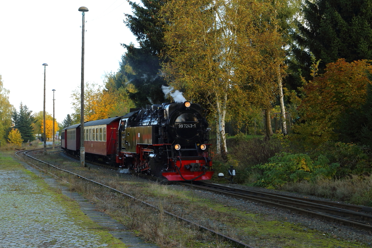 Einfahrt von 99 7243 mit P8965 aus Gernrode am 23.10.2016 in den Bahnhof Hasselfelde.