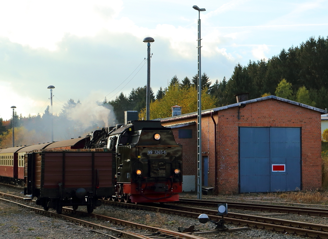 Einfahrt von 99 7245 mit P 8929 (Brocken - Nordhausen) am 21.10.2018 in den Bahnhof Benneckenstein. (Bild 1) Der Zug hat eine knappe Viertelstunde Verspätung, weshalb der im Bahnhof wartende IG HSB-Sonder-PmG (nicht im Bild) sich noch etwas gedulden muß, bevor der links stehende offene Güterwagen wieder in den Zugverband aufgenommen werden kann.
