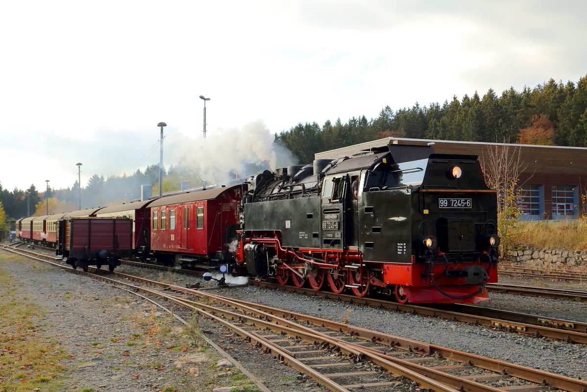 Einfahrt von 99 7245 mit P 8929 (Brocken - Nordhausen) am 21.10.2018 in den Bahnhof Benneckenstein. (Bild 3)