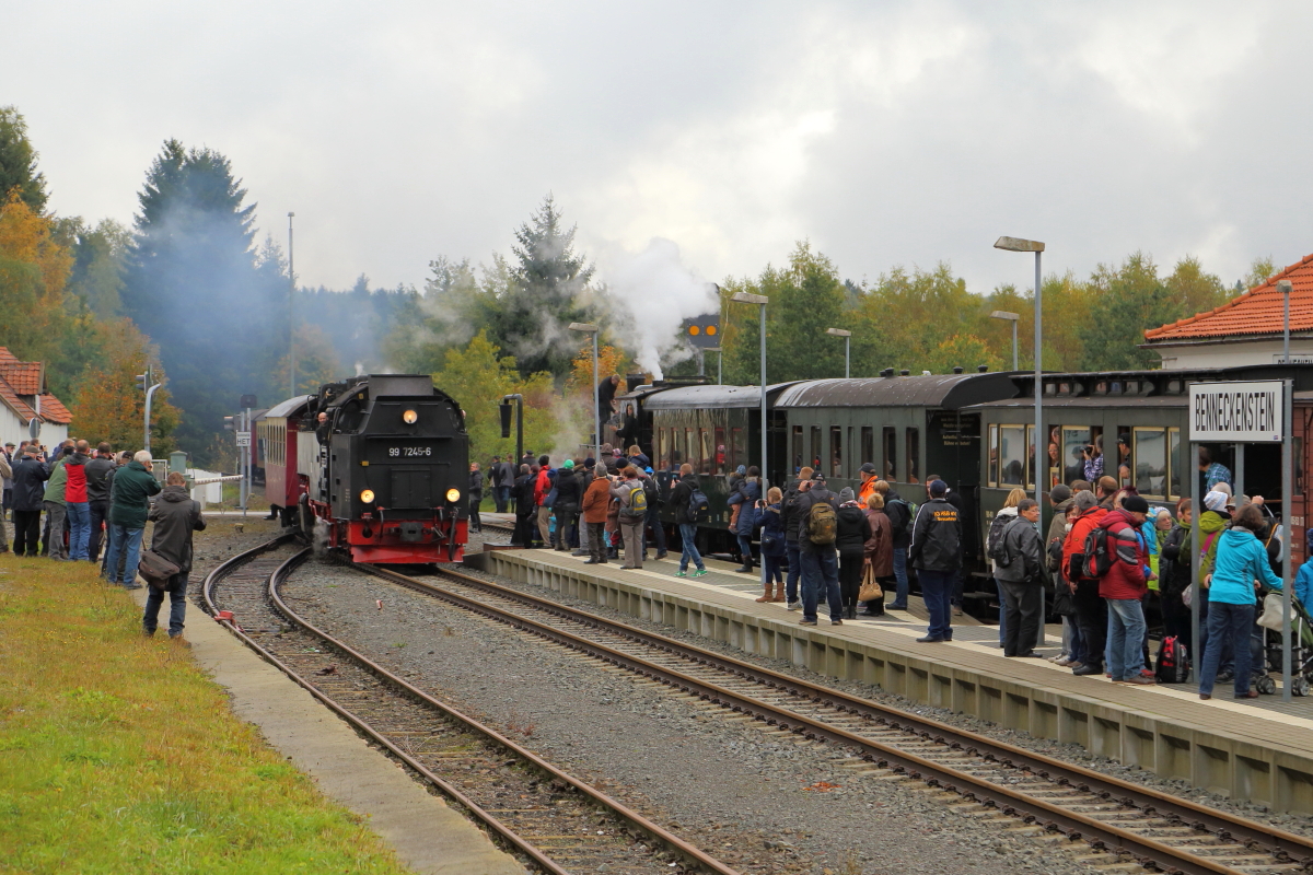 Einfahrt von 99 7245 mit P 8920 (Nordhausen Nord-Brocken) am 17.10.2015 in den Bahnhof Benneckenstein. (Bild 1) Rechts auf Gleis 1 wartet 99 5901 mit einem IG HSB-Sonderzug auf die Freigabe zur Weiterfahrt in Richtung Nordhausen.