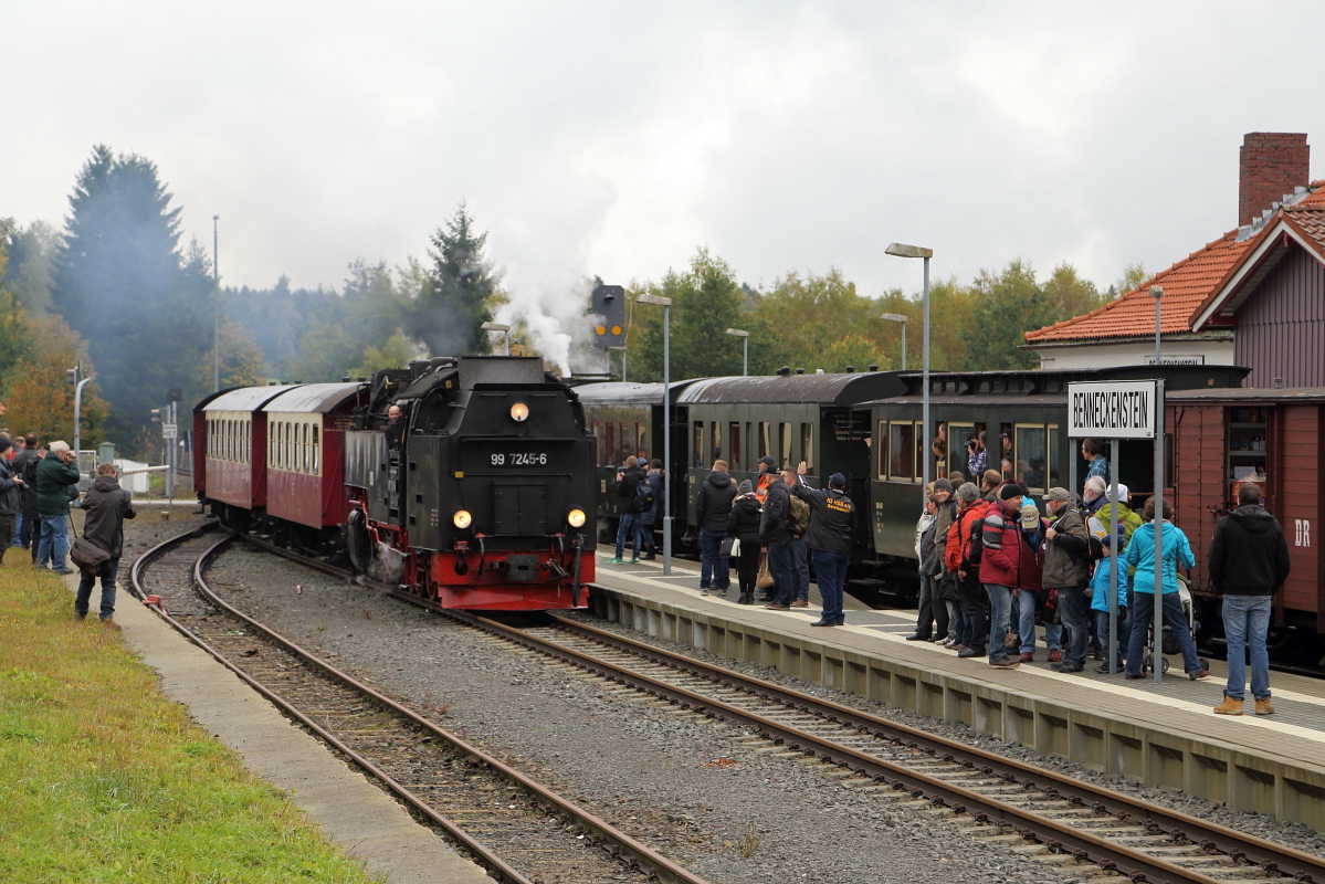 Einfahrt von 99 7245 mit P 8920 (Nordhausen Nord-Brocken) am 17.10.2015 in den Bahnhof Benneckenstein. (Bild 2)
Solange die Bahnsteige so gut gefüllt sind, braucht man sich wohl um die Zukunft dieser schönen Bahn keine größeren Sorgen zu machen! ;-)