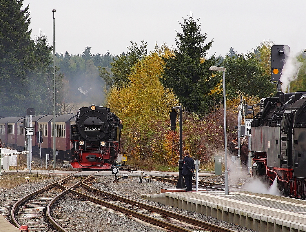 Einfahrt von 99 7245 mit P8920, aus Nordhausen kommend und Fahrziel Brocken, am 20.10.2013 in den Bahnhof Benneckenstein (Bild 1).
