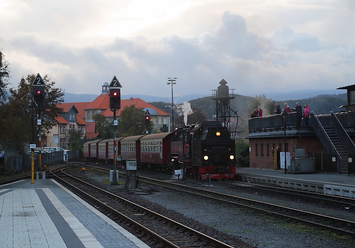 Einfahrt von 99 7247 mit P8924 vom Brocken, am Abend des 16.10.2014 in den Bahnhof Wernigerode. Wie man rechts auf der Aussichtsplattform sehen kann, findet auch der späte Zug noch das Interesse einiger Fotografen.