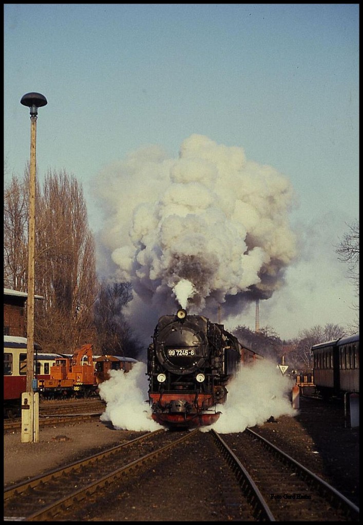 Einfahrt der 997245 mit P 14441 am 10.12.1991 um 11.02 Uhr in den Bahnhof Wernigerode Westerntor! Da der Bahnhof in einer Steigung liegt, hat der Lokführer den Regler noch bis zum Erreichen des Bahnsteigs auf und macht mächtig Dampf.