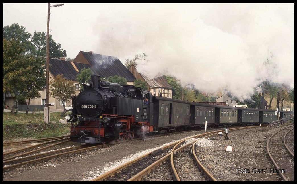 Einfahrt der 99740 mit einem Personenzug in Hammerunterwiesenthal am 8.10.1992 um 11.02 Uhr.