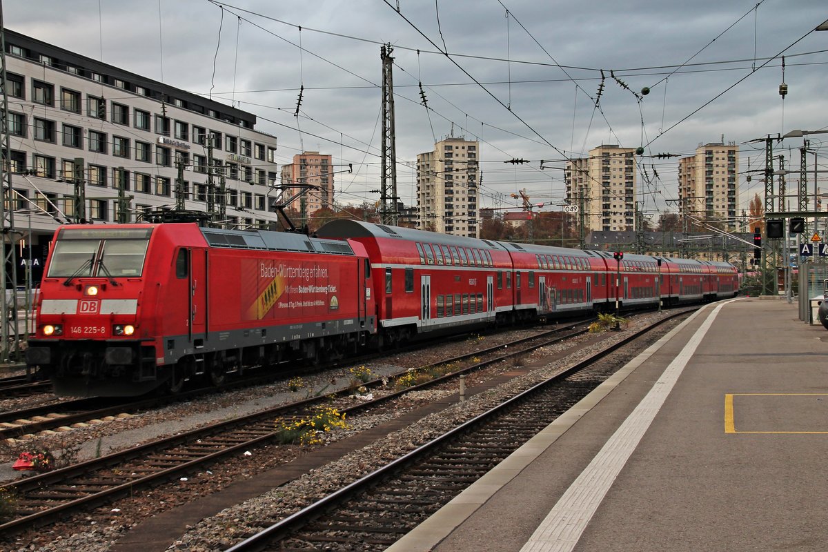 Einfahrt als RegionalExpress am 06.11.2015 von 146 225-8  Baden-Württemberg erfahren  in ihren Zielbahnhof.