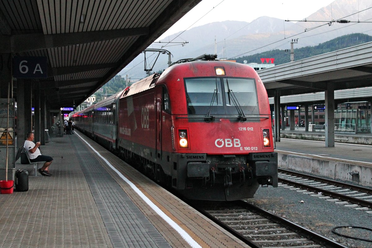Einfahrt am 01.07.2018 von 1216 012 (E 190 012) mit dem EC 1288 (Venezia S.L. - München Hbf) auf Gleis 6 des Innsbrucker Hauptbahnhof, wo es nach einem kurzen Zwischenhalt weiter in Richtung Wörgl ging.