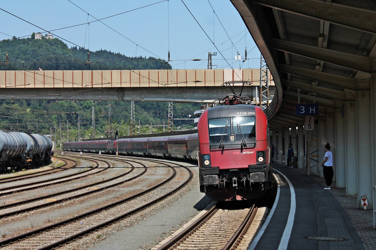 Einfahrt am 02.07.2018 von 1116 203  Spirit of Linz  als RJ 162 (Budapest Keleti - Zürich HB) zusammen mit 1116 205  Spirit of Europe  als RJ 562 (Wien Flughafen - Feldkirch) auf Gleis 3 des Kufsteiner Bahnhofes, wo es nach einem kurzen Zwischenhalt dann weiter gen Innsbruck ging.