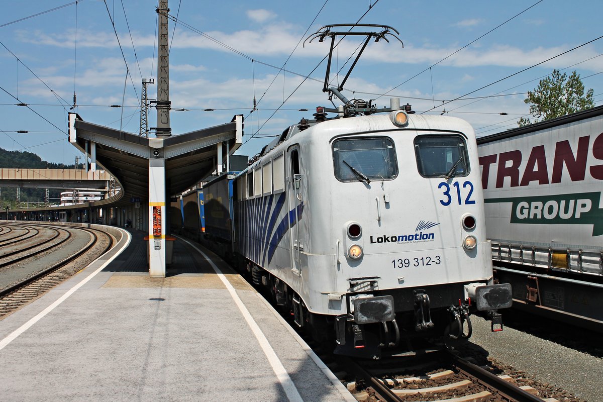 Einfahrt am 02.07.2018 von 139 312-3 mit einem langen KLV nach Verona Q. E. auf Gleis 2 in den Bahnhof von Kufstein, wo sie ihren Zug dann an 193 772  Viola  und MRCE/LM X4 E-664 (193 664-0) abgeben wird.