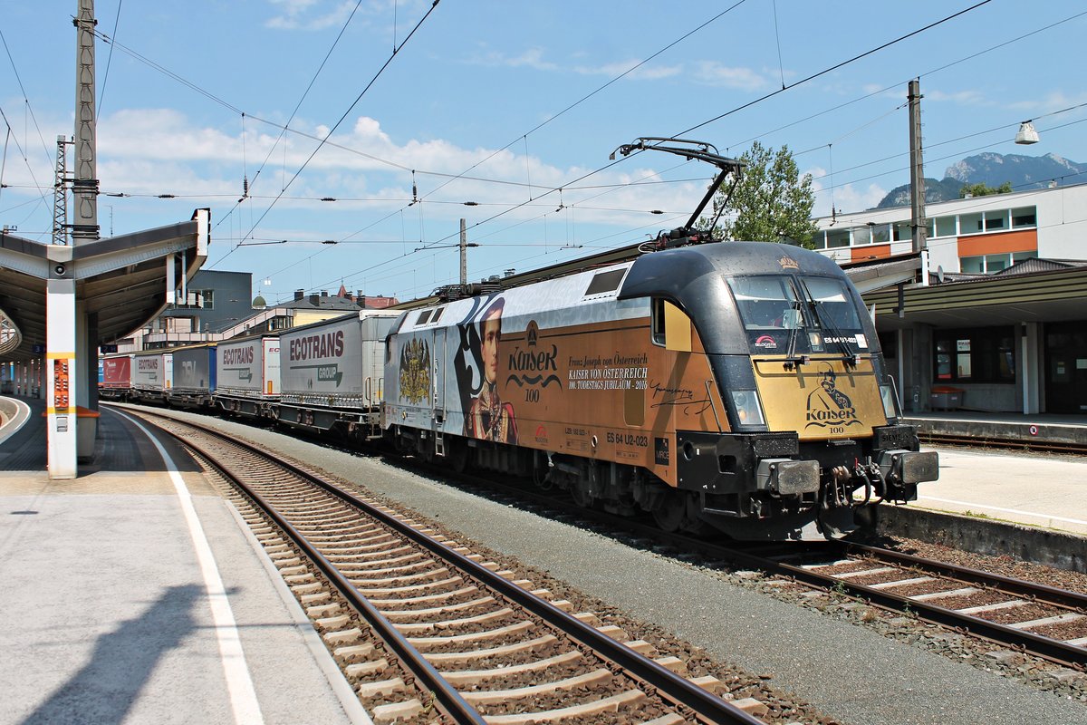 Einfahrt am 02.07.2018 von MRCE/TXL ES 64 U2-023 (182 523-1)  Kaiser Franz Joseph von Österreich  mit einem bunten KLV nach Italien auf Gleis 1 im Bahnhof von Kufstein, wo sie von ihrem Zug abhängen wird, damit dann die ELL/TXL 193 283 an den zug rangieren kann.