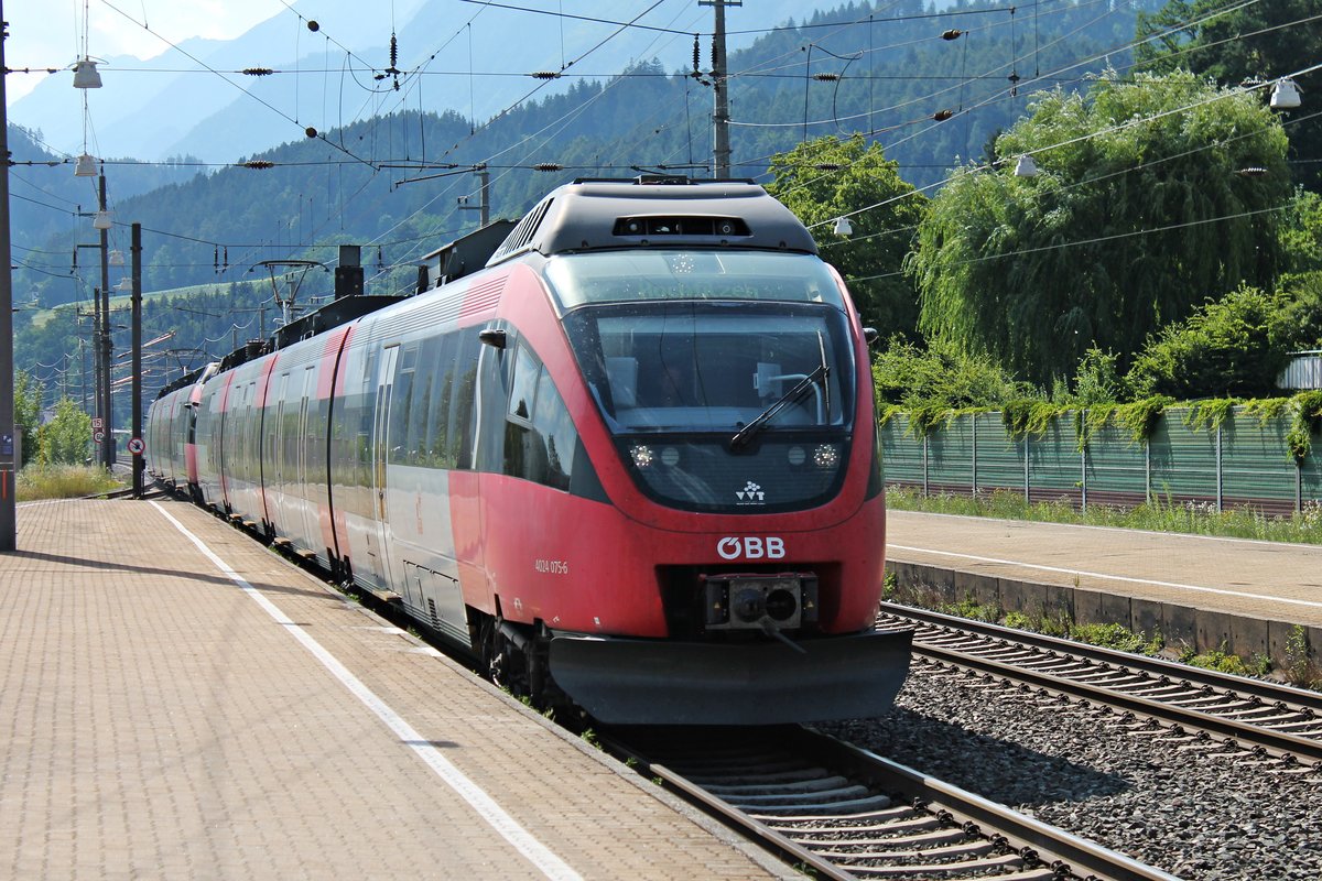 Einfahrt am 02.07.2018 von ÖBB 4024 075-6 als REX nach Hochfilzen zusammen mit ÖBB 4024 059-0 als REX nach Wörgl Hbf in den Bahnhof von Fritzens-Wattens.