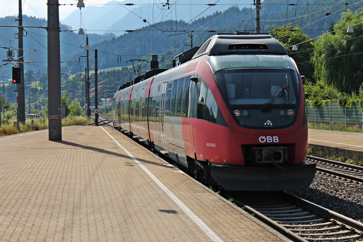 Einfahrt am 02.07.2018 von ÖBB 4024 080-6 als S-Bahn nach Wörgl Hbf in den Bahnhof von Fritzens-Wattens.