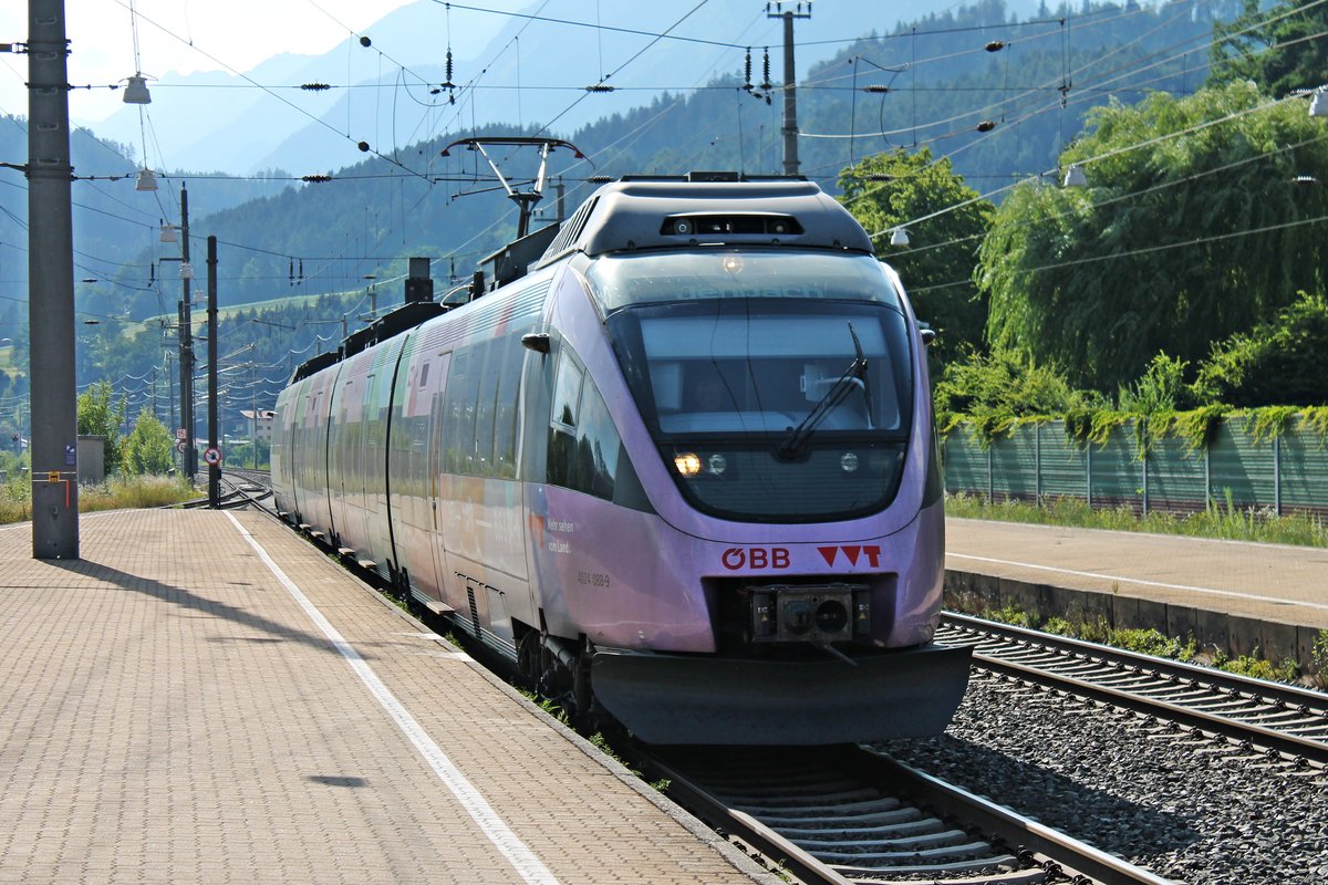 Einfahrt am 02.07.2018 von ÖBB 4024 088-9  VVT - Verkehrsverbund Tirol  als S-Bahn nach Jenbach in den Bahnhof von Fritzens-Wattens.