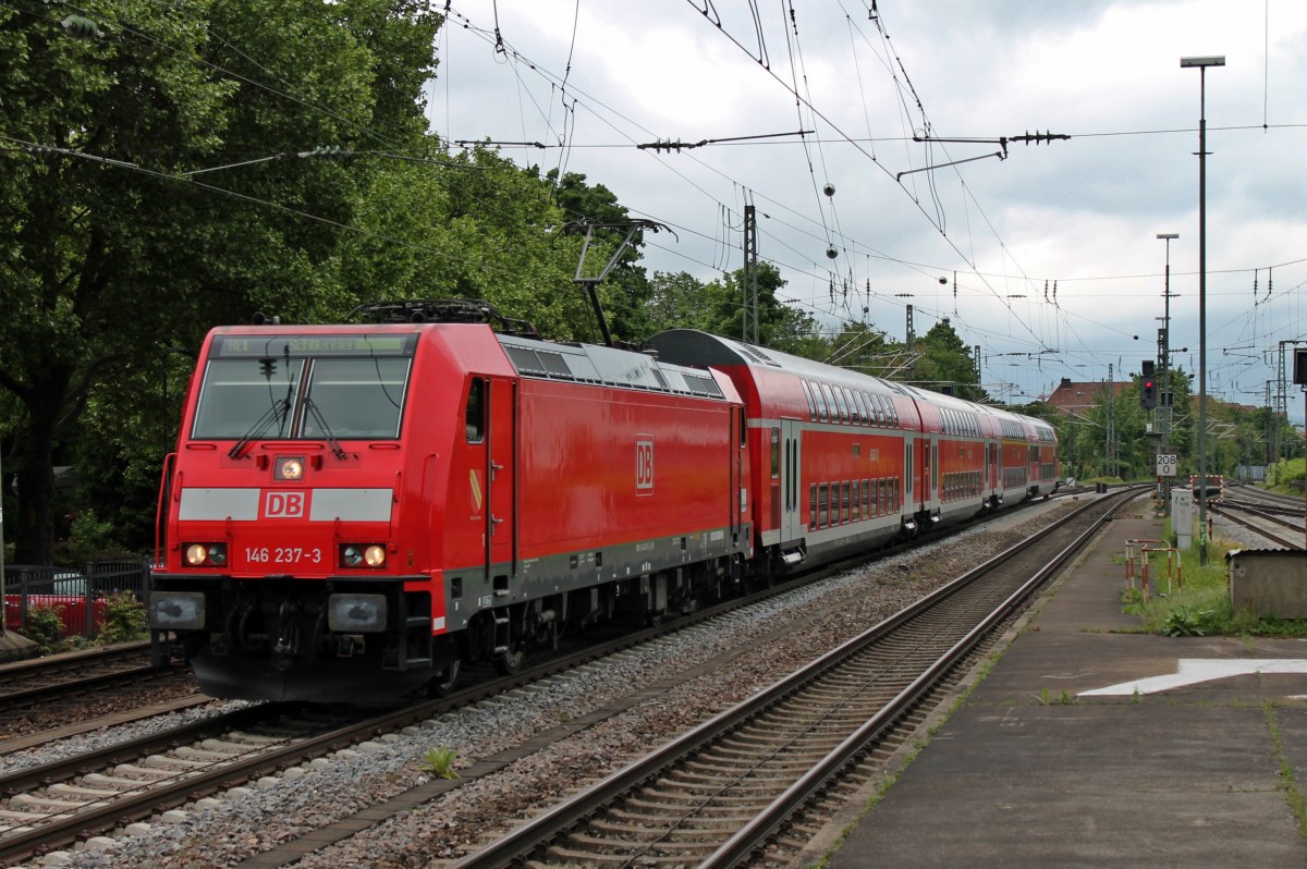 Einfahrt am 03.05.2014 von der Freiburger 146 237-3  Karlsruhe  mit einem RE nach Schliengen in Freiburg (Brsg) Hbf.