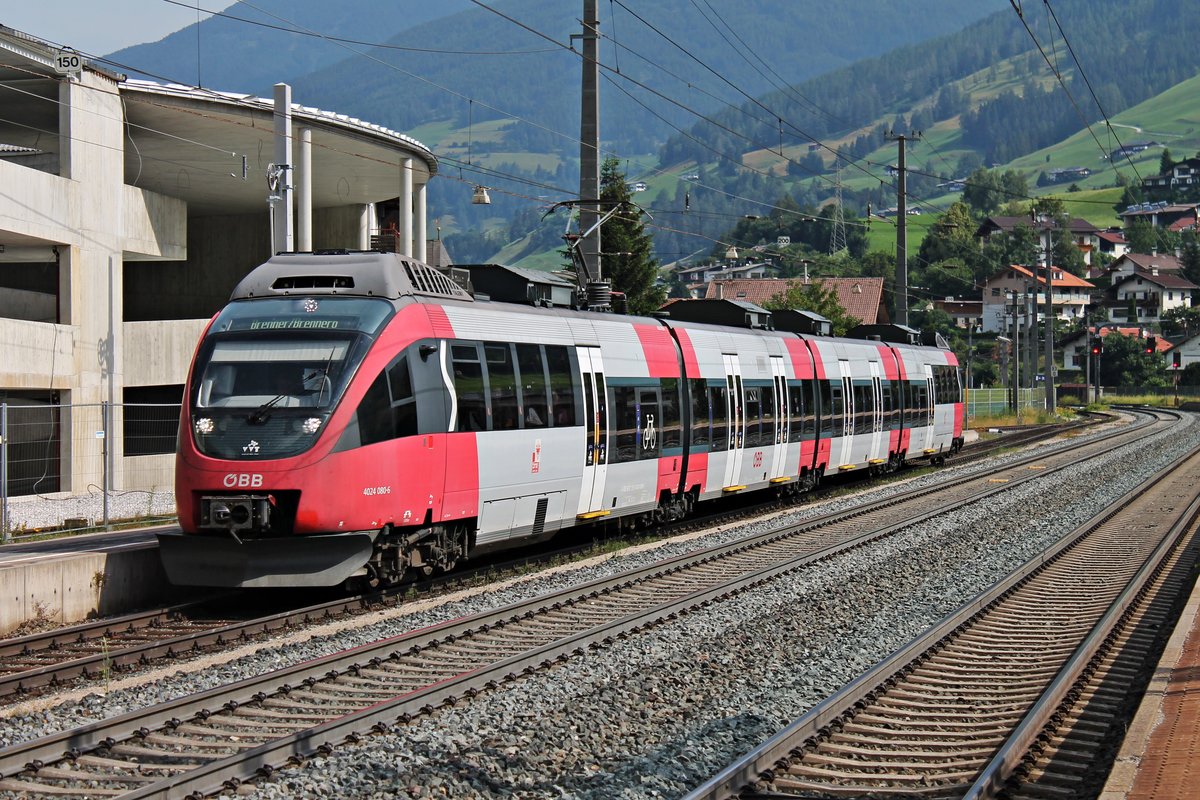 Einfahrt am 03.07.2018 von ÖBB 4024 080-6 als REX nach Brenner/Brennero in den Bahnhof von Matrei am Brenner.