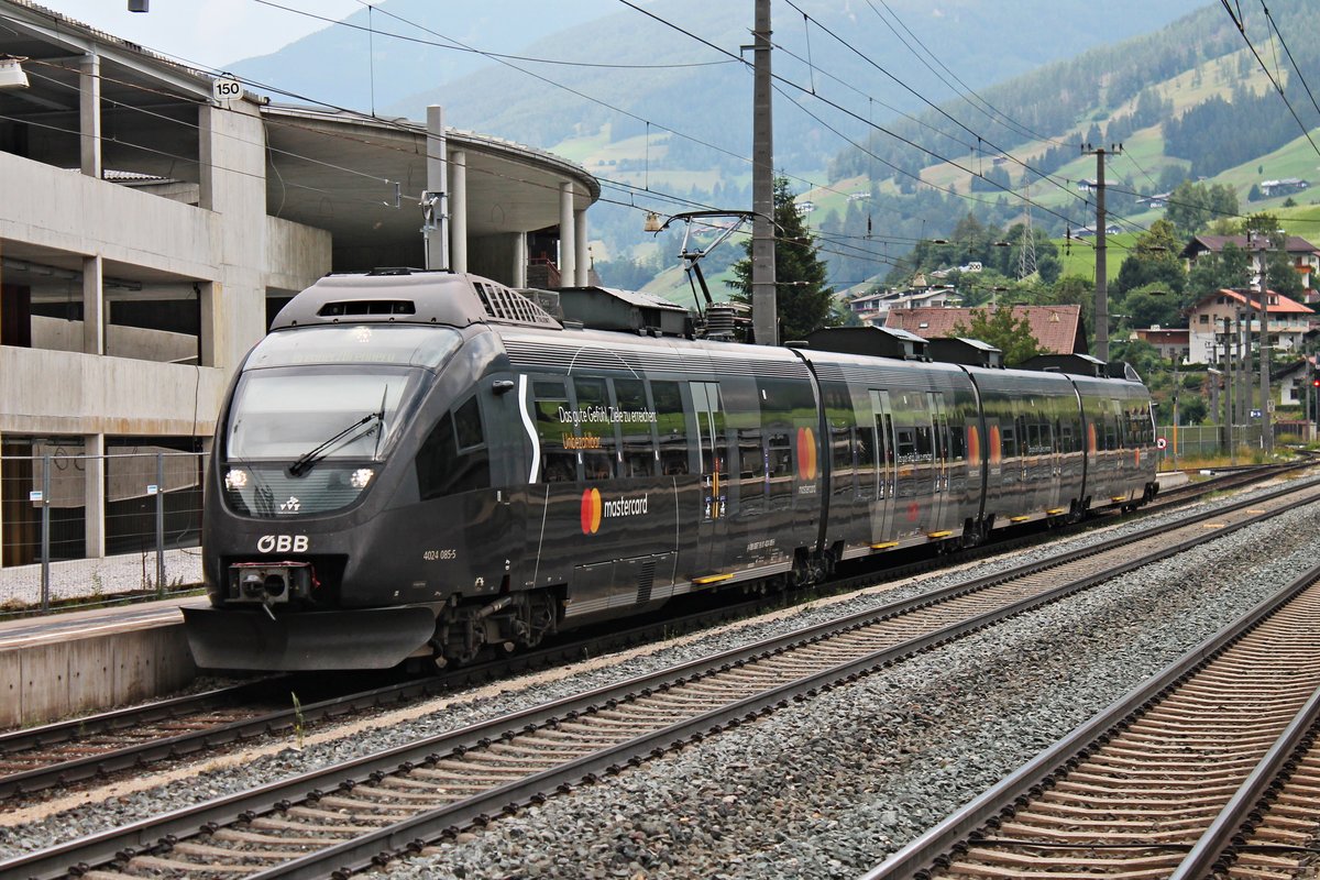 Einfahrt am 03.07.2018 von ÖBB 4024 085-5  mastercard  als REX (Kufstein - Brenner/Brennero) in den Bahnhof von Matrei am Brenner.