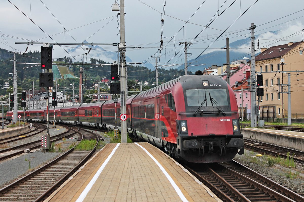 Einfahrt am 03.07.2018 vom RailJet-Steuerwagen 80-90.747 als RJ 661 (Bregenz - Wien Hbf) und der Schublok 1116 247 in den Innsbrucker Hauptbahnhof.