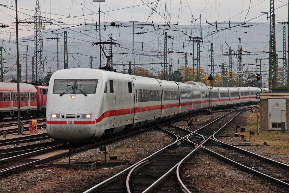 Einfahrt am 03.11.2015 von 401 502-0 als ICE 70 (Basel SBB - Hamburg Altona) auf Gleis 4 in den Badischen Bahnhof von Basel.