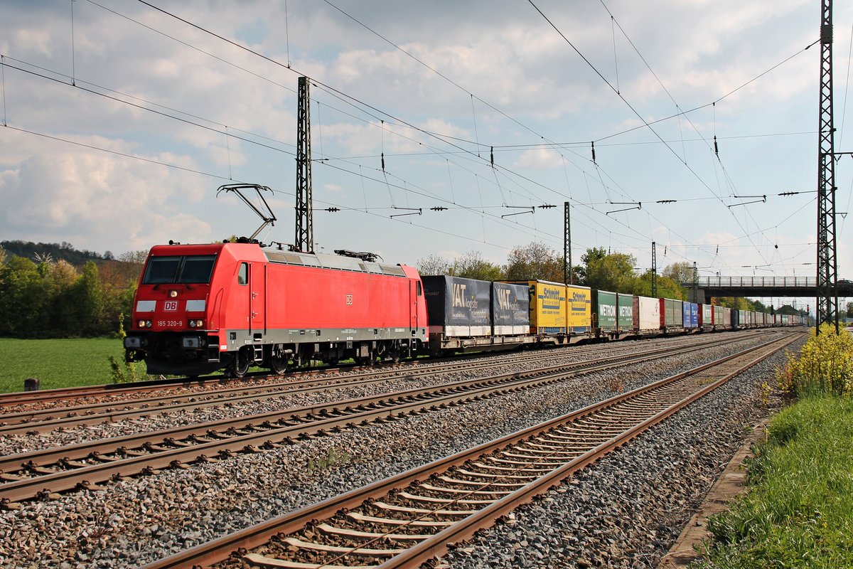 Einfahrt am 04.05.2016 von 185 320-9 mit einem KLV auf das Überholgleis in Müllheim (Baden). Nach der Überholung des Fernverkehrs, setzte der Güterzug seine Fahrt gen Norden fort.