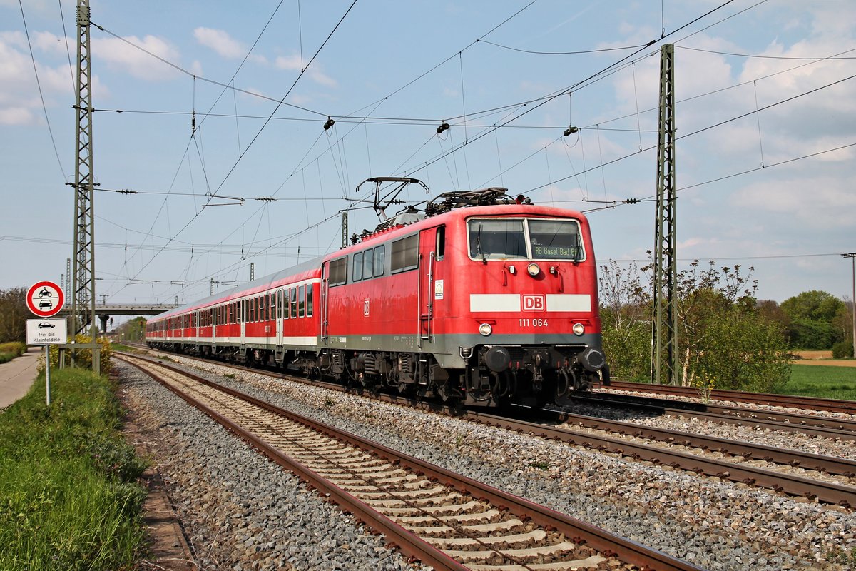 Einfahrt am 04.05.2016 von der Freiburger 111 064 mit einer RB (Offenburg - Basel Bad Bf) in den Müllheimer Bahnhof, als sie durch die dortigen Gleisanlagen fuhr.