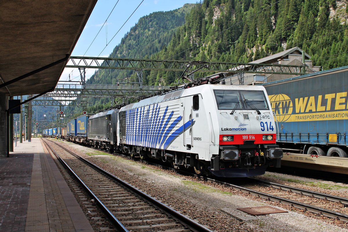 Einfahrt am 04.07.2018 von 189 914 zusammen mit MRCE/LM ES 64 F4-023 (189 923-6) und einem  LKW Walter -KLV aus Verona Q. E. in den Bahnhof Brennero, wo sie ihren Zug abgeben werden.