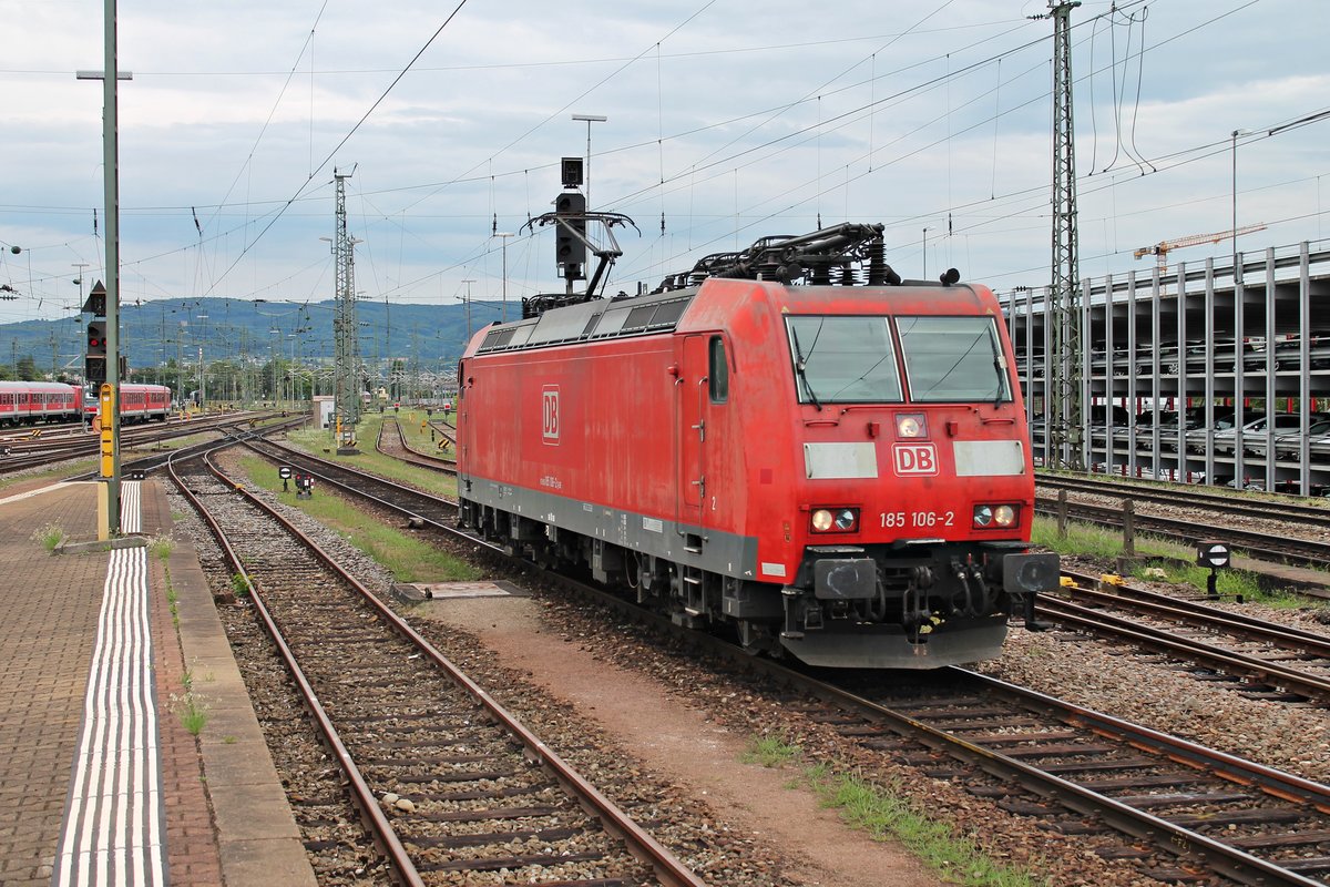 Einfahrt am 04.08.2015 von der Mannheimer 185 106-2 als Lokzug in Basel Bad Bf auf Gleis 2. Zuvor brachte sie einen Güterzug in den Rangierbahnhof Muttenz.