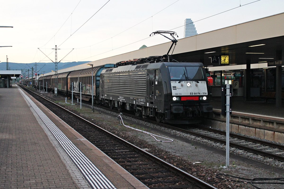 Einfahrt am 04.08.2015 von MRCE/Captrain ES 64 F4-114 (189 114-2) mit ihrem leeren Papierzug nach Schweden in Basel Bad Bf auf Gleis 5.