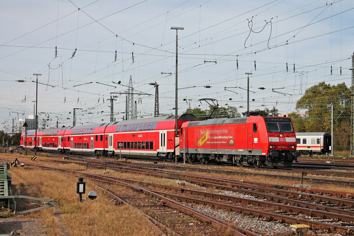 Einfahrt am 04.10.2017 von 146 114-4  Baden Württemberg erfahren/Landkreis Emmendingen  mit ihrem RE (Offenburg - Basel SBB) in Basel Bad Bf, wo sie ihren letzten Zwischenhalt vor dem Ziel einlegen wird. (Fotostandpunkt von öffentlich zugänglichen Parkplatz)