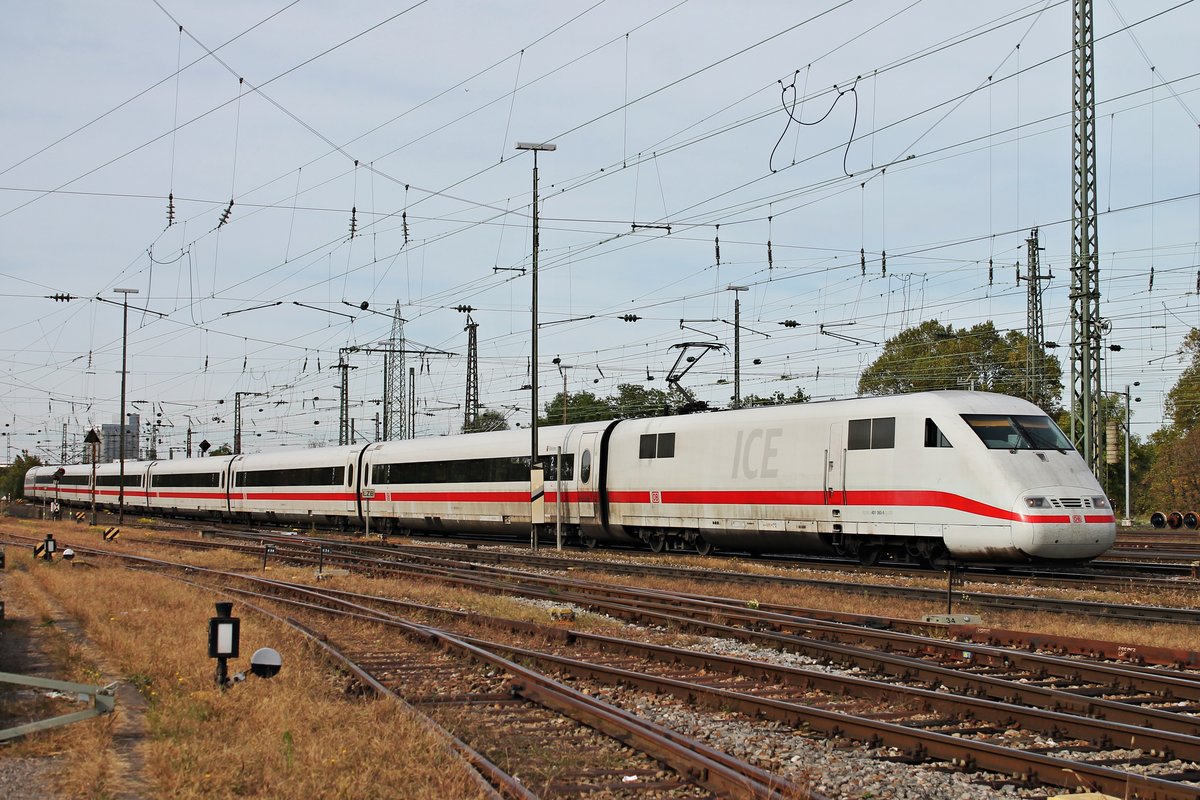 Einfahrt am 04.10.2017 von 401 060-9  Worms  als ICE 279 (Berlin Ostbahnhof - Basel SBB) in den Badischen Bahnhof von Basel. (Fotostandpunkt von öffentlich zugänglichen Parkplatz)