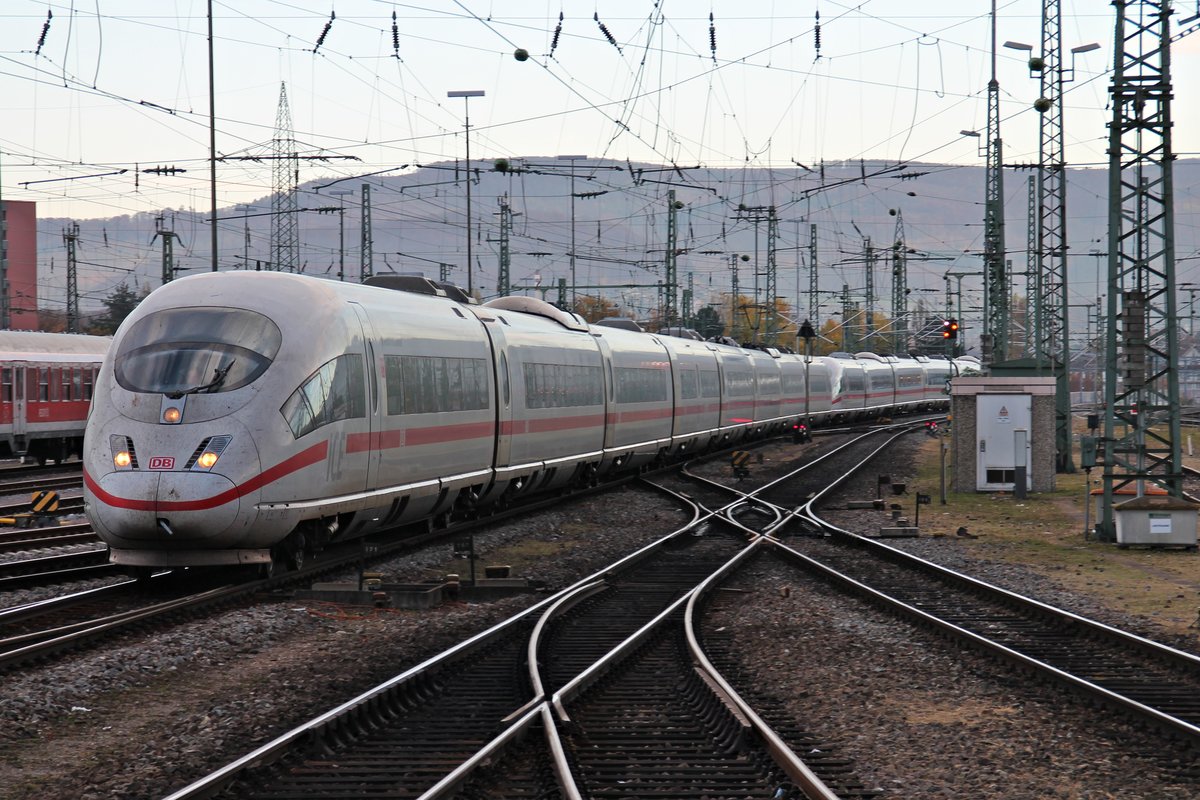 Einfahrt am 04.11.2015 von 403 008-6  Murnau am Staffelsee  als ICE 504 (Basel SBB - Köln Hbf) zusammen mit 406 007-5 (4607)  Hannover  als ICE 104 (Basel SBB - Amsterdam CS) auf Gleis 4 in Basel Bad Bf.