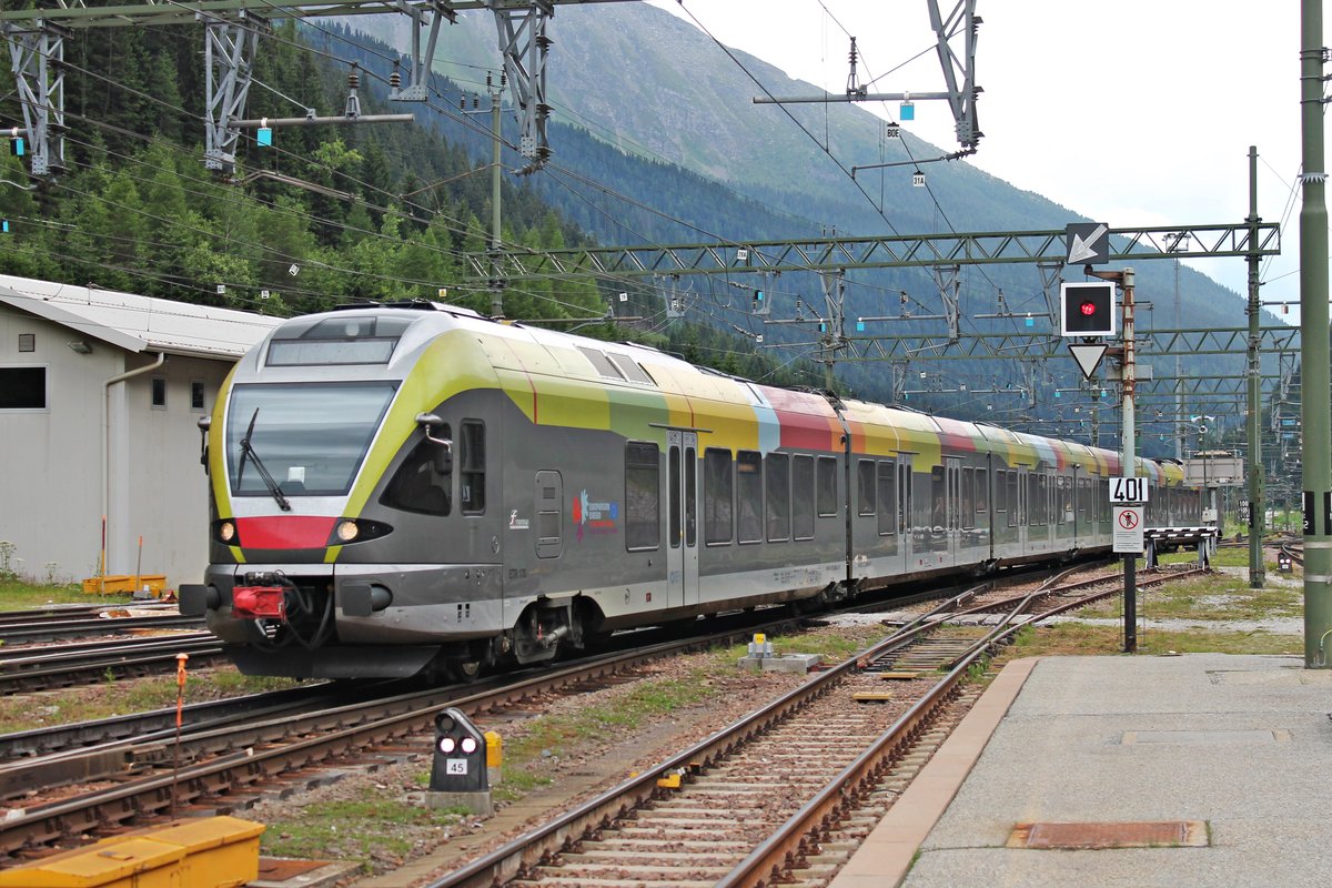 Einfahrt am 05.07.2018 von ETR 170 298 als Regionalzug (Merano/Meran - Brennero) in den den Endbahnhof. Nachdem alle Passagiere später den Zug verlassen hatten, rangierte der Flirt-Triebwagen auf eine Abstellgleis um dort auf seinen nächsten Einsatz zu warten.