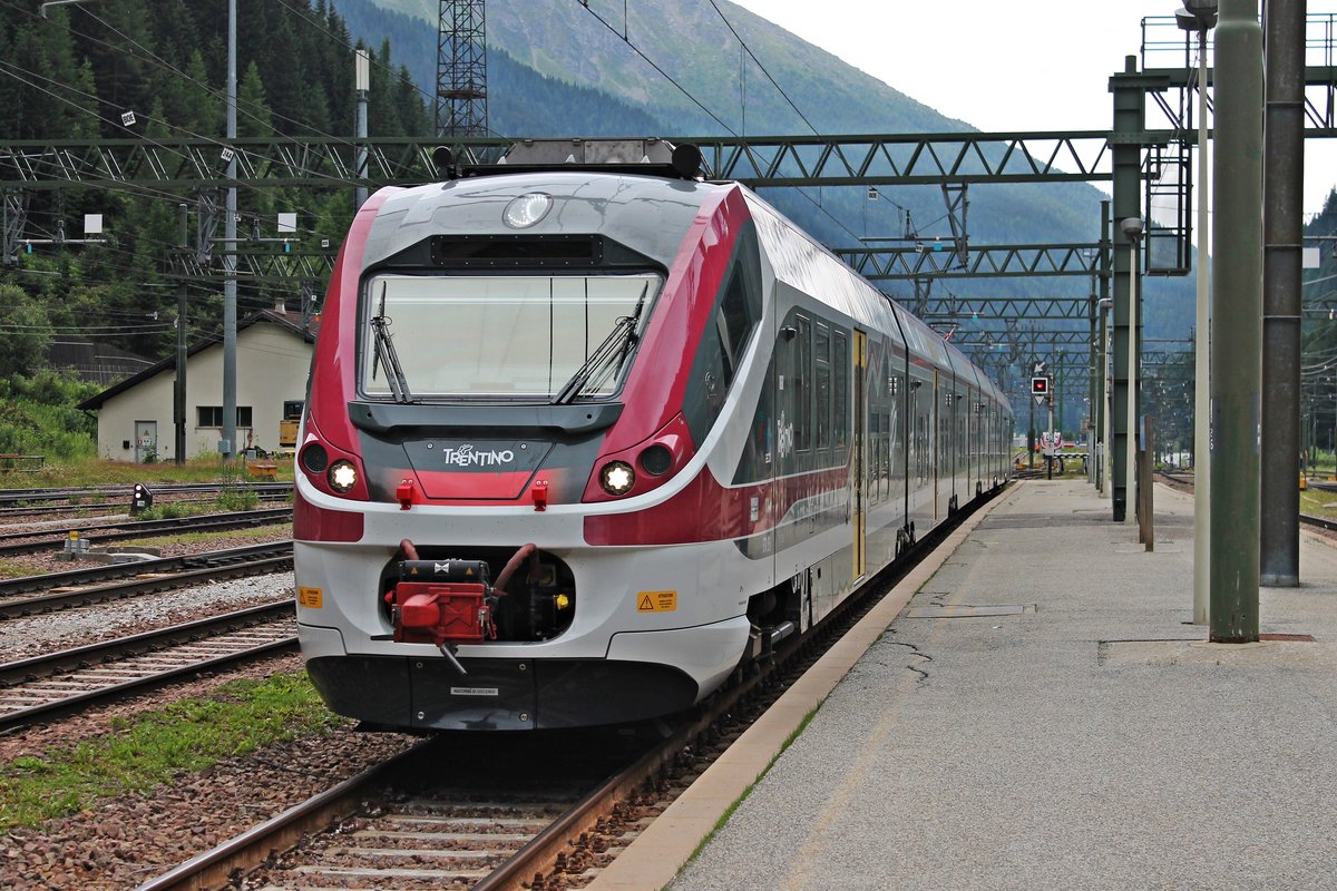 Einfahrt am 05.07.2018 von ETR 526 018-A (526 103-6) als Regionalzug (Merano/Meran - Brennero) auf Gleis 5 in den Endbahnhof.