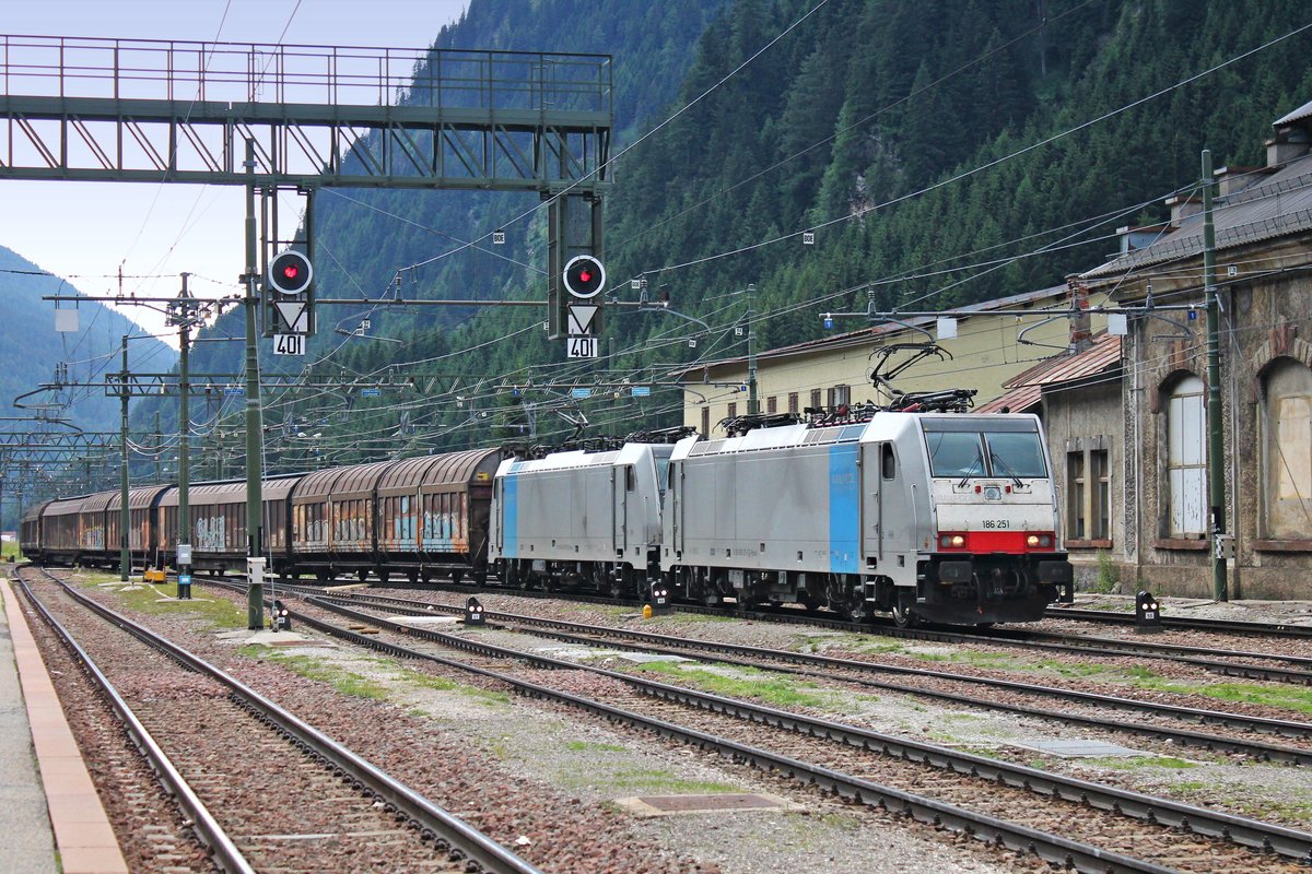 Einfahrt am 05.07.2018 von Rpool/RCCIT 186 251 zusammen mit Rpool/RCCIT 186 287 und einem leeren H-Wagenzug nach Schweden in den Grenzbahnhof von Brennero, wo sie ihren Zug an die ÖBB übergeben hatte.